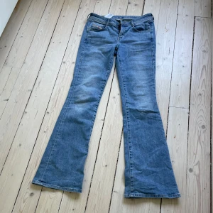 Diesel abbey jeans bootcut flared - Diesel abbey jeans. Bootcut flared. Bekvam W27 L32 in Ben 80cm