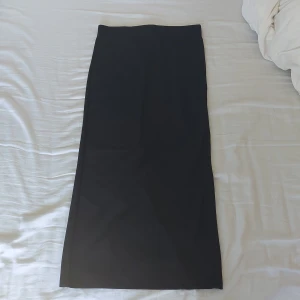 Svart långkjol från 157 - Säljer en svart långkjol från märket 157 i storlek XS. Kjolen är enkel och stilren. Den är gjord av ett mjukt och bekvämt material som sitter skönt på kroppen. Passar bra till alla tillfällen och kan matchas med olika toppar och skor. Den är i nyskick. säljer pga för liten 🖤