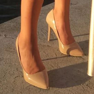 Beige pumps i lack - Säljer ett par snygga beige pumps i lack från Nelly. Skorna är i storlek 41 och är i nyskick. 