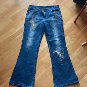 Bootcut/flare jeans med fjärilsmotiv och gemstones. Inte säker på märket då jag köpte secondhand och lappen är svår att tyda. Bra skick och pris kan diskuteras 