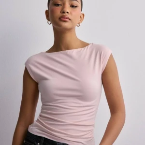 Rosa top - Jätte gullig top från Nelly som nästan är helt slutsåld💕💕 nästan helt oanvänd, säljer då den inte riktigt är min stil