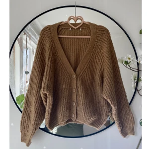 Stickad kofta ljusbrun  - Säljer denna superfina stickade koftan från Monki i stl S. Den är ljusbrun och  väldigt mjuk :) använt skick. Perfekt för kyliga höstdagar🍁✨ skriv om du har frågor 💛