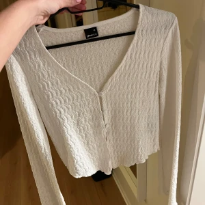 Gullig topp 🤍🙌🏻 - Söt tröja från gina som jag använt 1 gång då jag inte tycker den passar mig riktigt 💙 (armarna är vida)