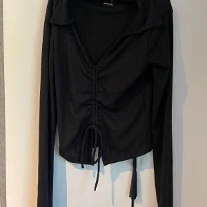 Långärmad blus från Gina Tricot - Svart långärmad blus från Gina Tricot i storlek XXS. Sällan använt.
