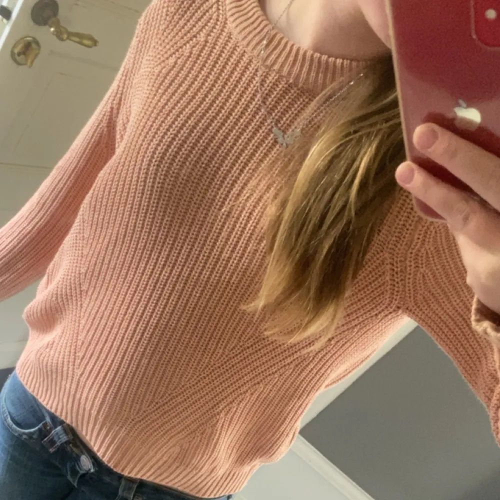Så gullig stickad tröja från hm💓 helt perfekt nu till hösten💗💗 superfint skickkk. Neuletakit & Villapaidat.