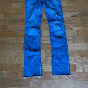 Gina jeans  - Säljer dessa blå jeans från Gina tricot då dom blivit för Småa dom är knappt använda och är i bootcut med slits💓