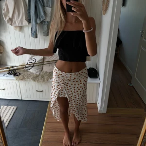 Kjol - Säljer denna kjolen från zara. Knappt använd. Storlek s😊😊😊