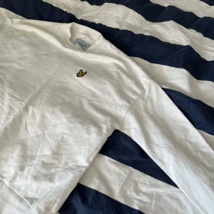 Lyle & scott tröja - Lyle & scott tröja i jätte fint skick, använd några få gånger, nypris- runt 600-700kr