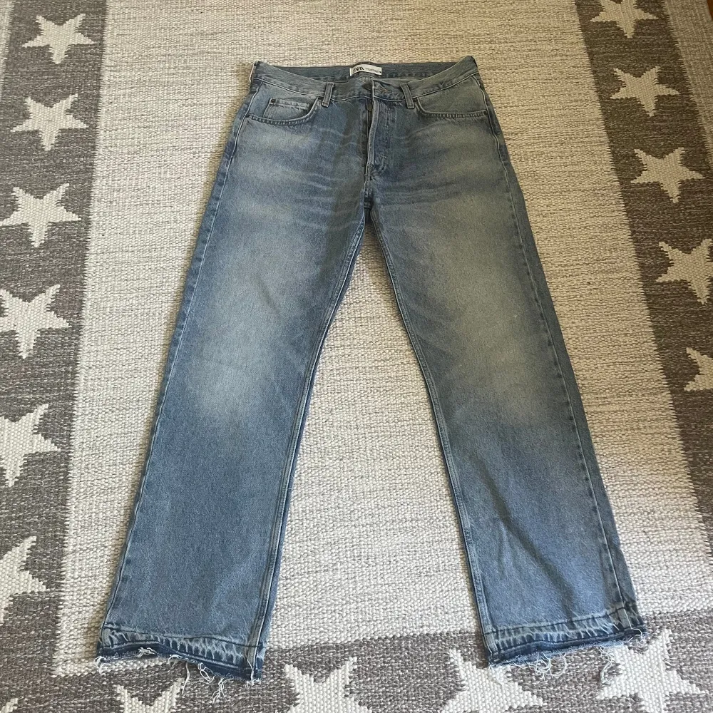 Snygga jeans från Zara, endast använda 2 gånger. Inga anmärkningar. Knäpps med knappar, inte dragkedja. Jeans & Byxor.