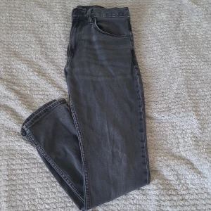 Jeans slim fit - Jeans köpta från H&m. D är för små så säljer de. Bra skick och snygga