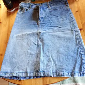 Jeans kjol denim stl 40 sparsamt använd.