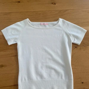 Stickad t-shirt - Stickad krämvit t-shirt. På etiketten står det storlek L men den sitter som en xs. Superbra skick!