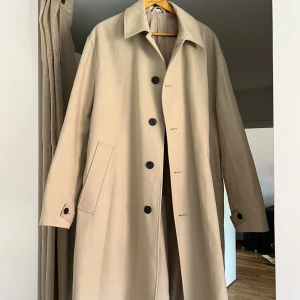 trenchcoat från zara - Använd 3 gånger, köpt precis innan säsongens slut förra året.  Storlek S-M men väldigt stor i storleken