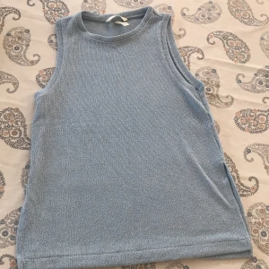 Blå väst - En underbar blå väst som man kan ha över en vit T-shirt. Den är från hm i storleken xs 