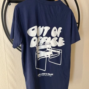 Another cotton t shirt - Snygg tröja med tryck där bak från märket Another cotton. Storlek medium i nyskick. 