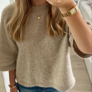 & Other stories tröja - Säljer denna superfina tröjan från & other stories då den inte har kommit till användning. Den är bara använd en gång så är typ i nytt skick! Nypris är 790, kontakta mig om du har några funderingar eller vill ha bilder💞