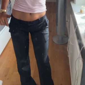 Lågmidjade kostym byxor  - Säljer dessa jättefina Lågmidjade kostymbyxor från bikbok💗sparsamt använt bara lite slitna längst ner men inget man ser på❤️skriv för frågor. PRIS KAN DISKUTERAS VID SNABB AFFÄR💗Ps min kompis bilder❤️