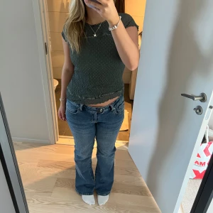 Topp! - Fin blus i en grön färg! Använd köp nu❤️