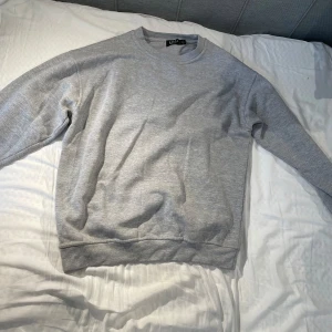 Grå oversized boxy sweatshirt  - Säljer en blank Oversized crewneck som är gjord i Storbritannien och väldigt skön! Tröjan är endast använd en gång och i super bra skick!                                                                             Pris kan diskuteras vid snabb affär och hör av dig vid frågor 