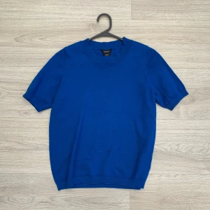 Blå finstickad tröja - Blå finstickadtröja som är kortärmad, aldrig använt