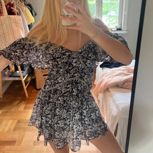 Mörkblå klänning - Drömmig klänning från H&M!! Strl S, 200kr💖💖