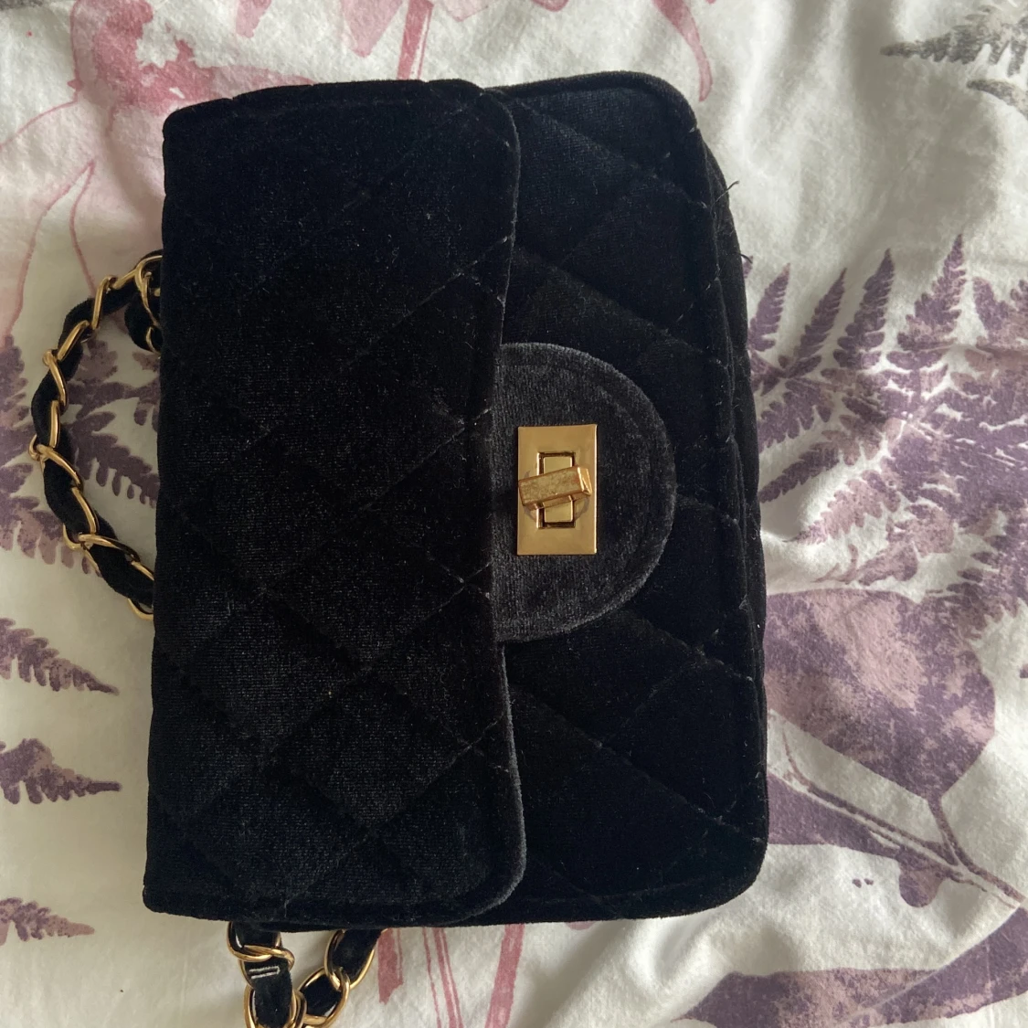 Svart quiltad axelväska med gulddetaljer - 92