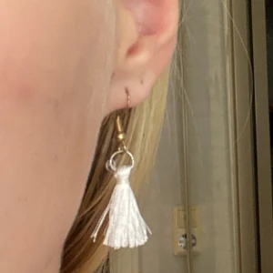 Örhängen  - Säljer mina örhängen. Dem är handgjorda och jag köpte dem på en loppis.