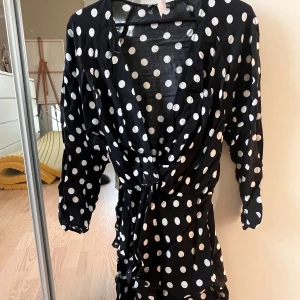 Prickig klänning  - Prickig klänning från zara