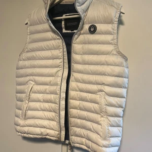 Sail Racing väst -  Sail Racing väst Nypris: 2000kr Vit Storlek: M Innerficka och två sidfickor. Anänd få ganger.  Inga fel Säljer då jag inte använder, skicka för mer info. Bra skick, som ny. 