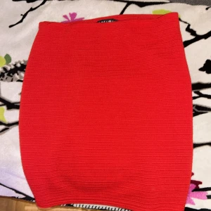 Röd amisu Kjol - Säljer denna röda fina amisu kjolen då den inte kommer till användning. Den sitter jätte bra och fint och sitter som storlek S/M. Pris kan diskuteras!