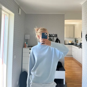 säljer en ljusblå polotröja - Säljer en ljusblå polotröja från gina tricot som är använd fåtal gånger💕den är i jättebra skick och perfekt nu till hösten! Jag säljer då jag inte känner mig bekväm i polo🩷