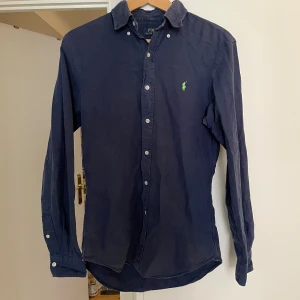 Ralph lauren skjorta - Säljer nu min Ralph lauren skjorta i storlek S färg mörkblå med gröna detaljer 