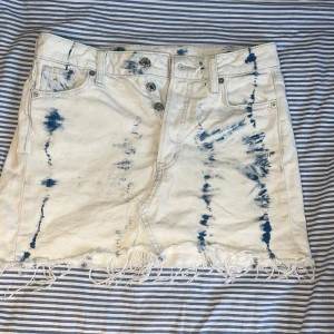 Tie dye kjol - Ska flytta snart så passa på att köpa innan det är för sent!!! En tie dye kjol som är super fin men tyvärr är för stor för mig. Den är väldigt mjuk och strecting och skulle bli super fin nu i höst!