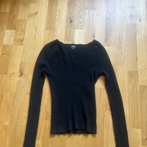 Svart ribbad tröja från RYVLS - Säljer en snygg svart ribbad tröja från RYVLS. Den har en v-ringad hals och långa ärmar. Perfekt för höst och vinter, och den är i nyskick. Passar bra till både vardag och fest. 🖤Nypris 500