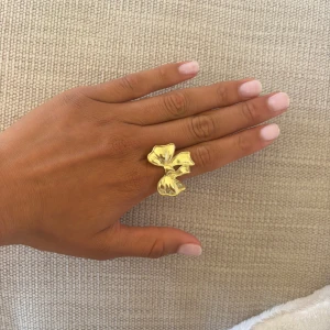 Rosett ring - En super fin guldig ring i form av en rosett💕