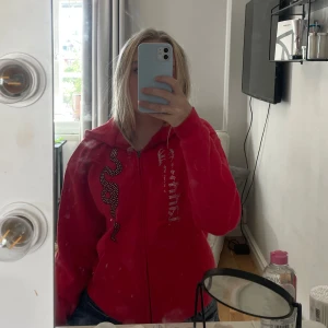 Ziphoodie - En ziphoodie från madebytrappers. Använd nån gång bara. Säljer då den aldrig kommer till användning. Stl S och är köpt för 800kr. Köpare står för frakt. Tror de är en killtröja men funkar till båda💕