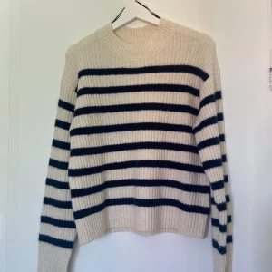 Stickad tröja - h&m - Stickad ull tröja från h&m - knappt använd (ser ny ut) - sann till storleken 🫶🏼