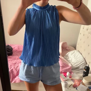 Topp - Säljer denna snygga blåa halter neck topp som är köpt på zara för ca 3 år sedan. Knappt använd och i nyskick.