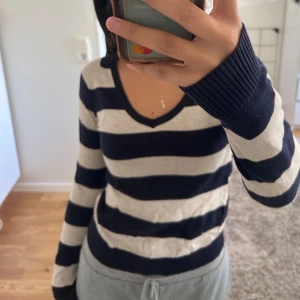 Randig långarmad tröja - Knappt använd, frakt ingår i priset!