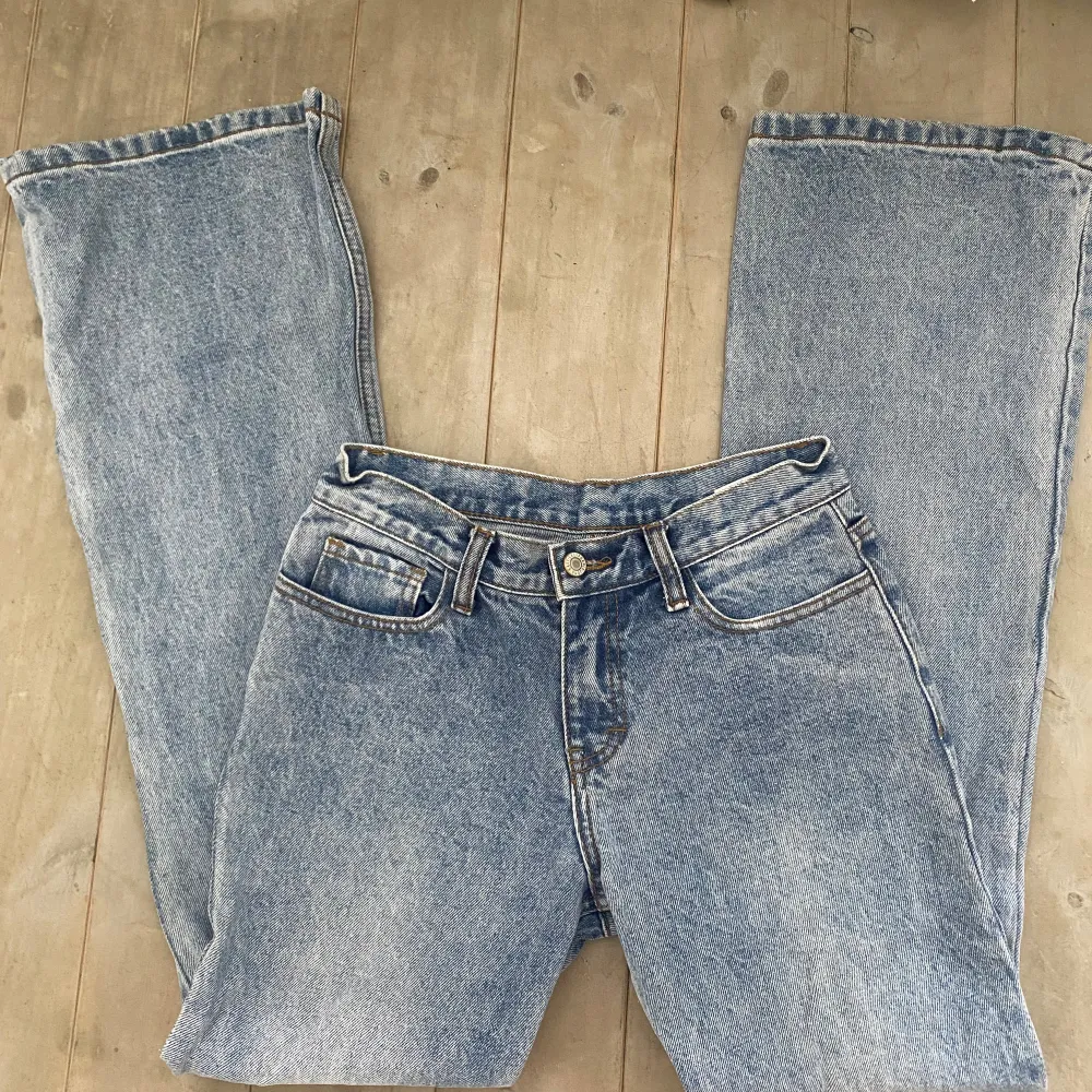 Supersnygga jeans från brandy Melville, aldrig använda!. Jeans & Byxor.