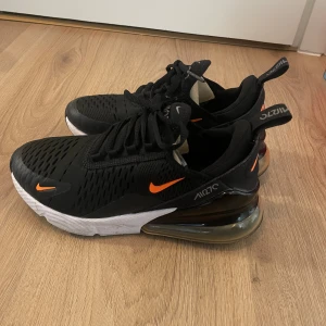 Nike 270 - Säljer dessa snygga Nike 270. De är endast använda ett få tal gånger. Storlek 35.5