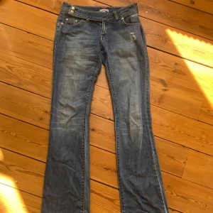 Lågmidjade jeans - Rakt över midjan: 39cm (de äe insydda o går enkelt att sprätta upp)  Innerben: 88cm I fint skick