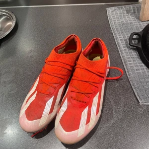 Adidas x crazyfast.1 - Snygga röda fotbollsskor med vita detaljer och snörning. Perfekta för fotbollsplanen med en modern design och bra passform. Fint skick Nypris 3000