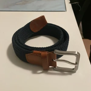 Flätat bälte  - Säljer ett flätat bälte från Jack & Jones i helt nytt skick har bara testat på. Säljer eftersom den är för liten på mig. Nypris = 250kr, mitt pris = 129kr. Hör av vid minsta lilla fundering