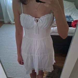 Vit klänning🤍 - En jättefin vit klänning från Hollister i Storlek S som jag säljer pga kommer ej till användning💗Endast testad!