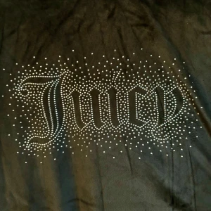 Supermjuk morgonrock från Juicy Couture🖤 - Jättefin svart morgonrock från Juicy Couture med ikoniska loggan bak i rhinestones. Helt ny med tag🖤