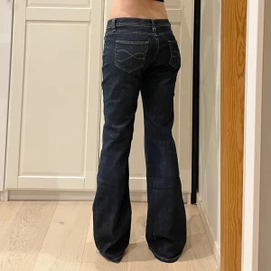 Lågmidjade bootcut jeans🤩 - Midja 42 cm rakt över, gren 21 cm och innerben 81 cm💕jae 169 o xs-s och de är för stora så håller in mycket i midjan och lår