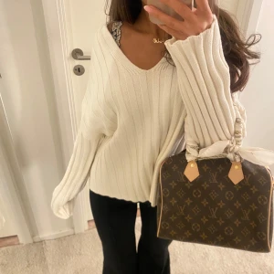 Beigevit V-ringad stickad tröja  - Jätte fin suu tu ickså tröja 🤍