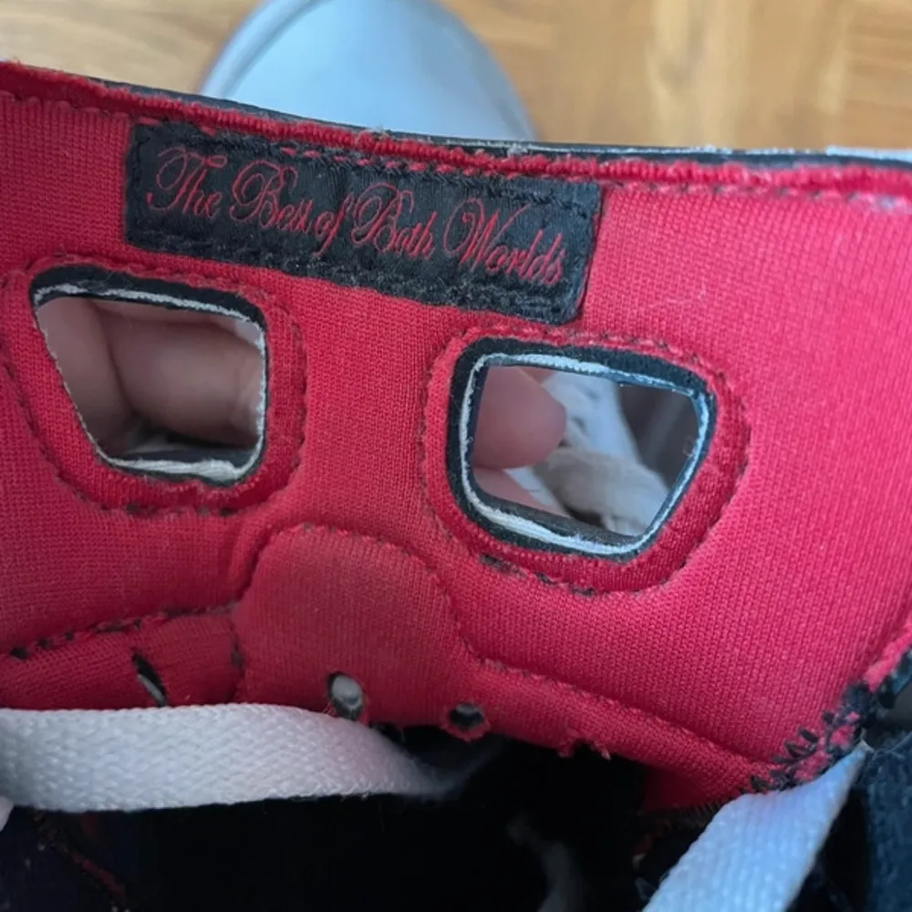 Snygga Nike Air sneakers i vitt med röda detaljer. Skorna har snörning och en hög design med den klassiska Air-loggan på hälen. Perfekta för en sportig look.. Kengät.