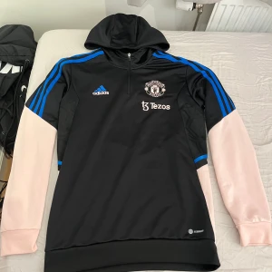 Manchester United tracksuit  - Storlek M, mycket bra skick och en väldigt sällsynt tracksuit 